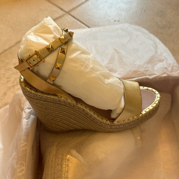New in box Valentino rock stud wedge espadrillas.  Size 38. Gold - Picture 5 of 8